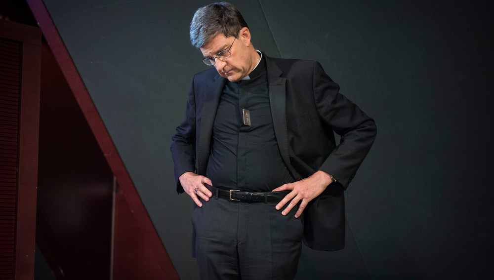 Eric de Moulins-Beaufort, Erzbischof von Reims und Vorsitzender der Französischen Bischofskonferenz (CEF), schaut auf ein Skript während einer Konferenz am 16. September 2019 in Paris.