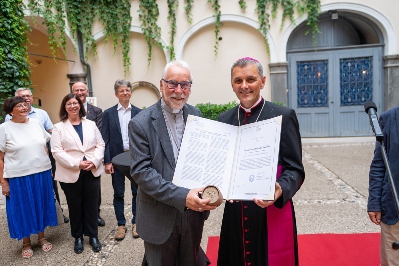 Bischof Marketz und Nedelja-Redaktion nehmen Auszeichnung von Bischof Saje entgegen