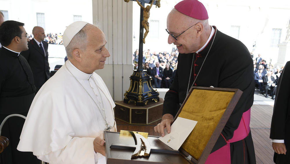 Bischof Ägidius Zsifkovics übergibt ein Martinskreuz an Papst Leo XIV. im Rahmen der Diözesanwallfahrt vom 24. bis 30. Oktober 2025 nach Rom