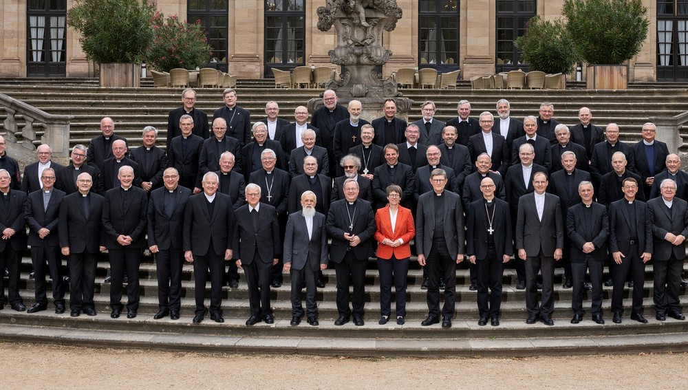 Die Deutsche Bischofskonferenz mit ihrer Generalsekretärin Beate Gilles bei der Herbst-Vollversammlung 2025 in Fulda