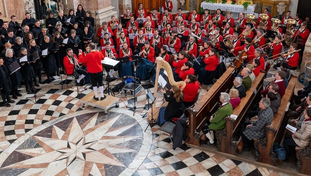Blasorchester bei Jubiläumsfeier im Innsbrucker Dom
