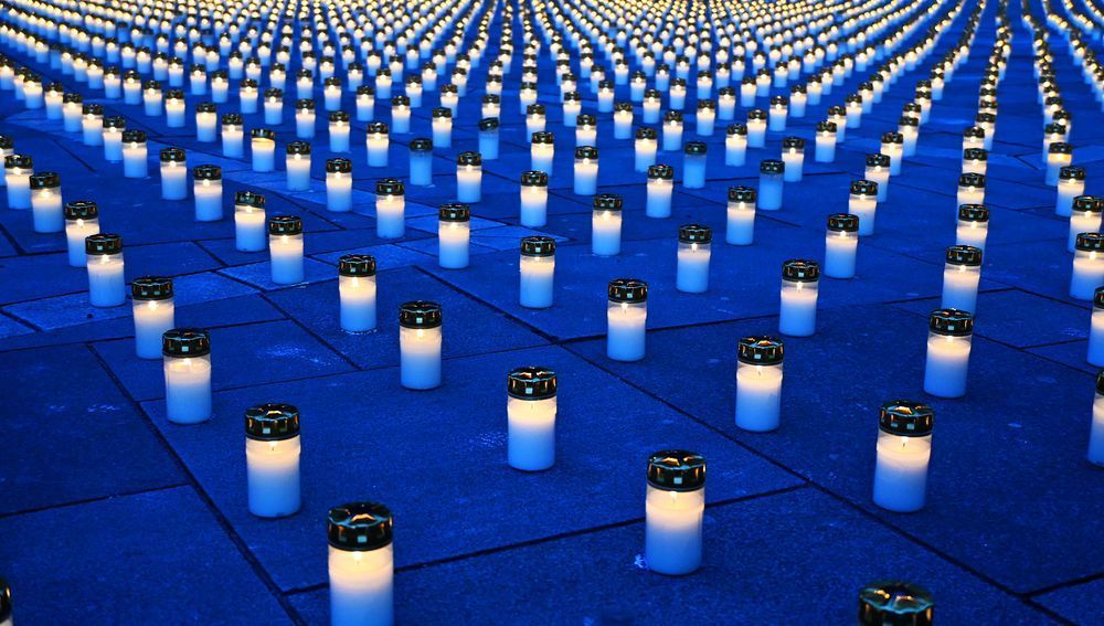 'Lichtermeer aus Solidarität mit der Ukraine' der Caritas am Wiener Stephansplatz, 20. Februar 2025