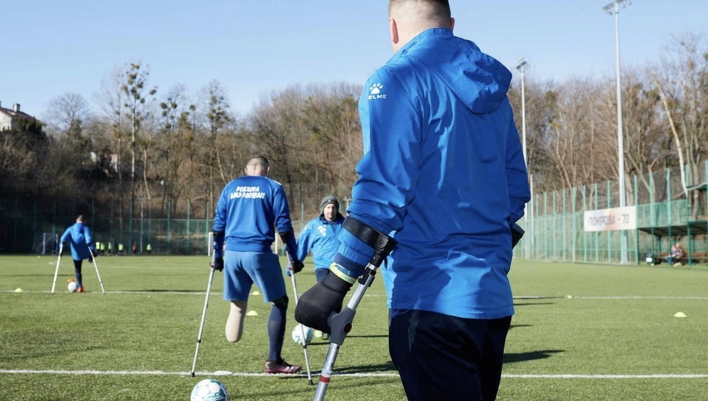 Kriegsversehrte Männer beim Fussballtraining im ukrainischen Lviv