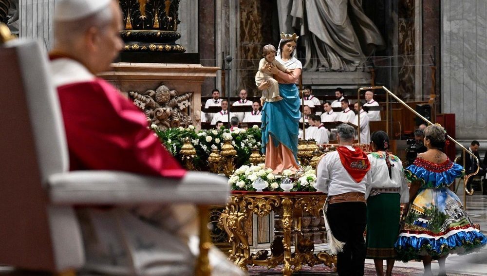 Papst bei Friedensvigil im Petersdom