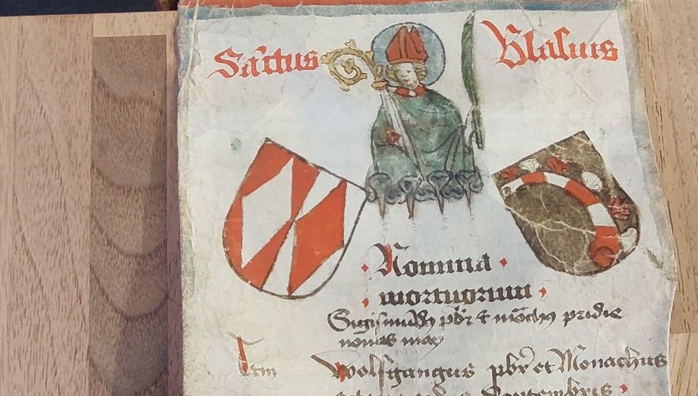 Ganz oben auf der Totenrotel des Stifts Admont abgebildet: „Sanctus Blasius“, der Heilige Blasius, das Stiftswappen und das Wappen des Abtes Andreas Stettheimer.