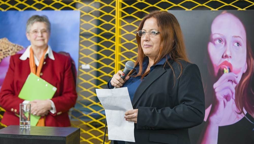Vivien Kabar und Maria Schlackl bei der Ausstellung 'Phönix - Auferstehen aus dem Schweigen' in Linz