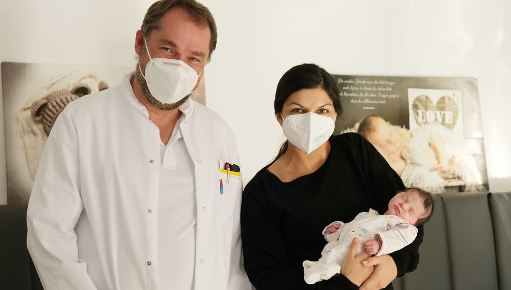 1000. Geburt 2021 im Schwarzacher Kardinal Schwarzenberg Klinikum: Primar Frank Tuttlies, Leiter der Abteilung Frauenheilkunde und Geburtshilfe, mit Constanze Hellmann-Cetojevic aus Piesendorf (Mutter) und dem Jubiläumsbaby Elena, Schwarzach, Salzbur