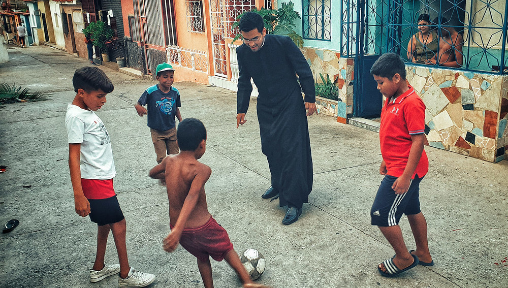 Priester in Venezuela spielt Fußball mit Kindern (Archivbild)