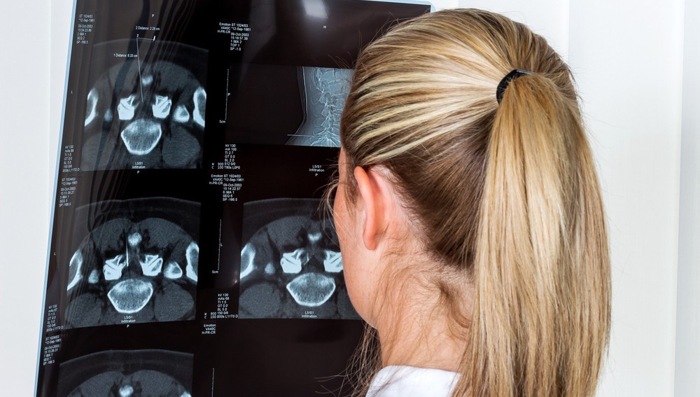 Krankenschwester mit Befund