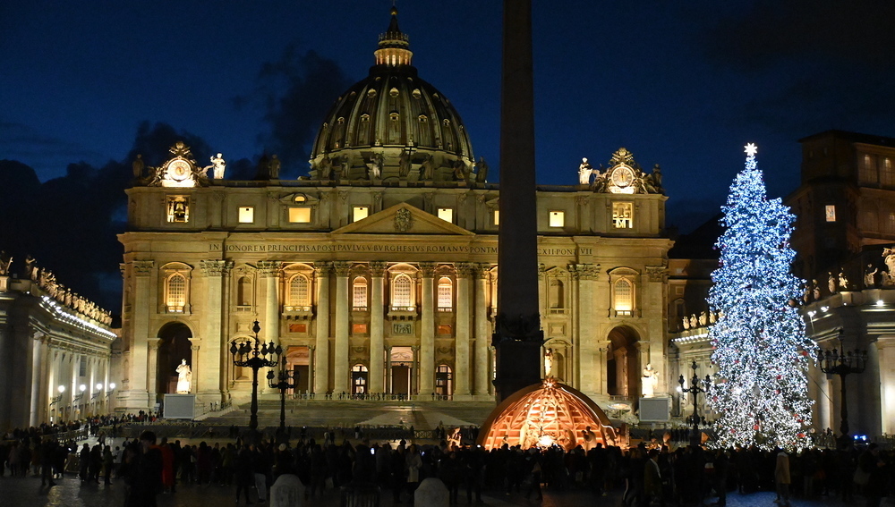 Petersdom mit Weihnachtskrippe und Christbaum