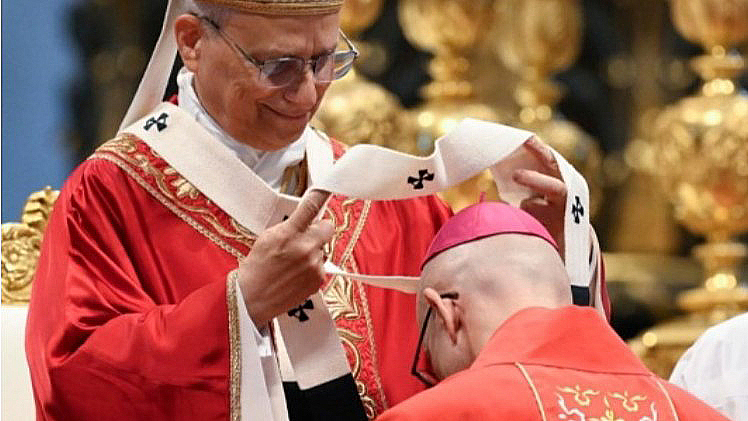 Papst Leo XIV. überreicht Pallium