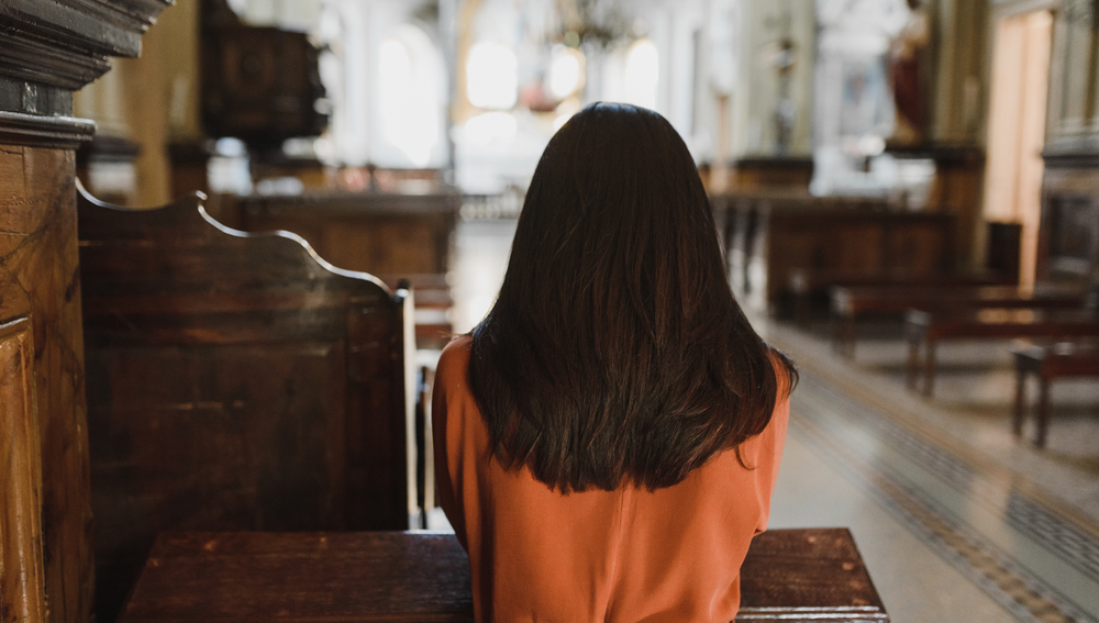 Frau in einer Kirche