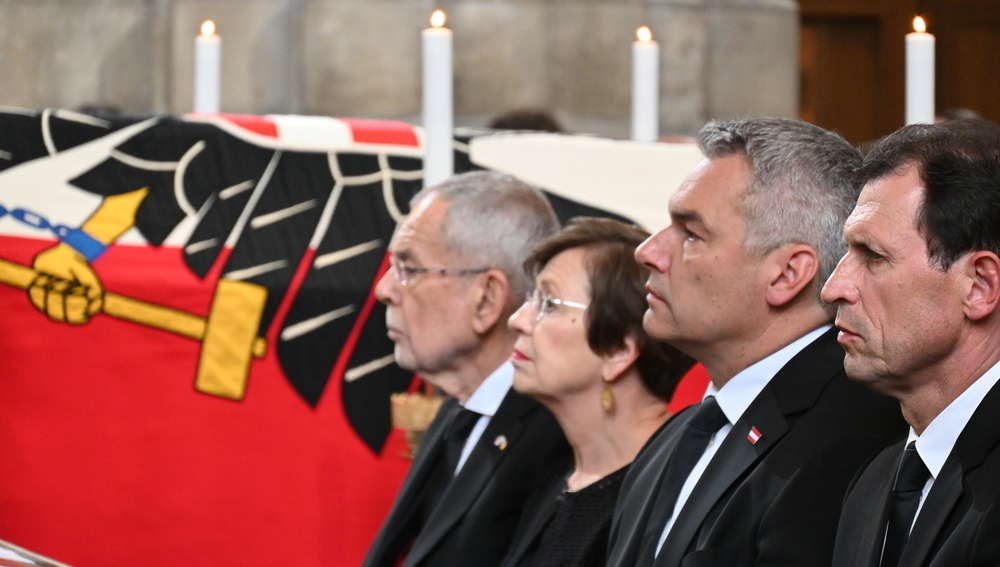 v.l.: Bundespräsident Van der Bellen mit Gattin Schmidauer, Bundeskanzler Nehammer, VfGH-Präsident Grabenwarter