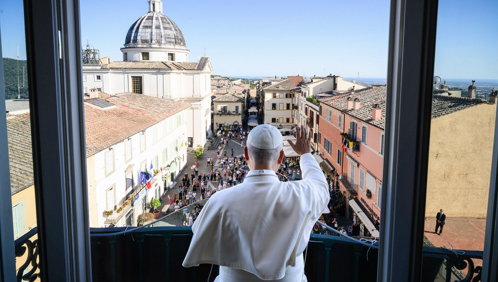 Papst Leo XIV. grüßt Menschen vom Balkon des Apostolischen Palastes in Castel Gandolfo