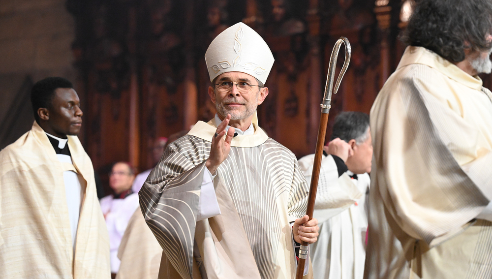 Erzbischof Josef Grünwidl segnet Gläubige bei Bischofsweihe im Wiener Stephansdom am 24. Jänner 2026