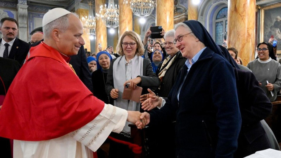 Papst Leo XIV. und Ordensfrau grüßen einander in Heilig-Geist-Kathedrale in Istanbul