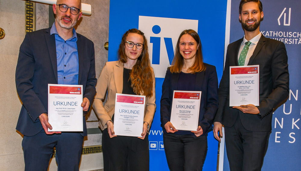 Verleihung der Auszeichnung am 16. Jänner 2025 in Wien - v.l.: Prof. Lukas Kaelin, Hannah Rußegger, Sarah Pieslinger, Matthäus Uitz