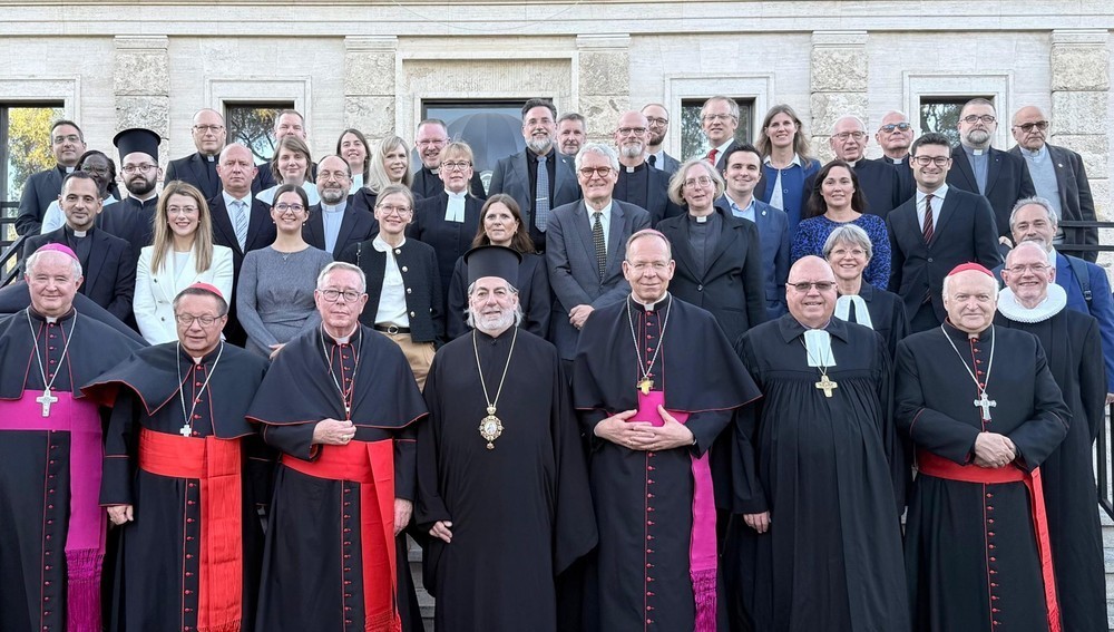 Kirchenvertreter aus Europa bei Unterzeichnung der Charta Oecumenica