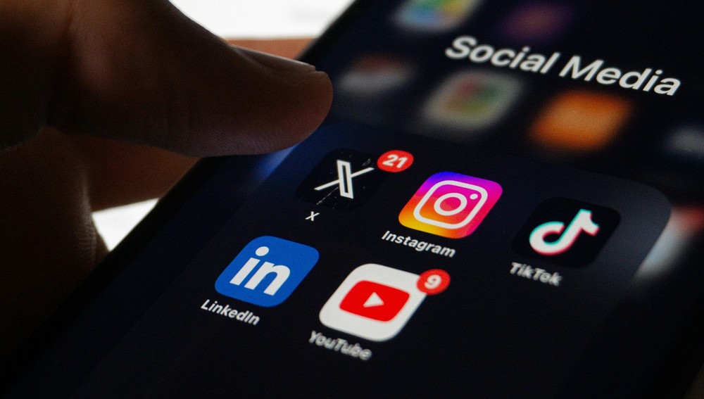 Smartphone mit verschiedenen Social Media-Apps