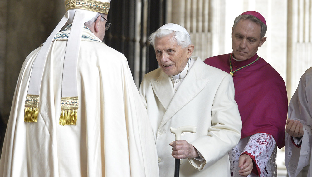 Eröffnung des Heiligen Jahres der Barmherzigkeit durch Papst Franziskus am 8. Dezember 2015 im Vatikan. Bild:  Bild: Papst Franziskus begrüßt den emeritierten Papst Benedikt XVI. vor der Öffnung der Heiligen Pforte.