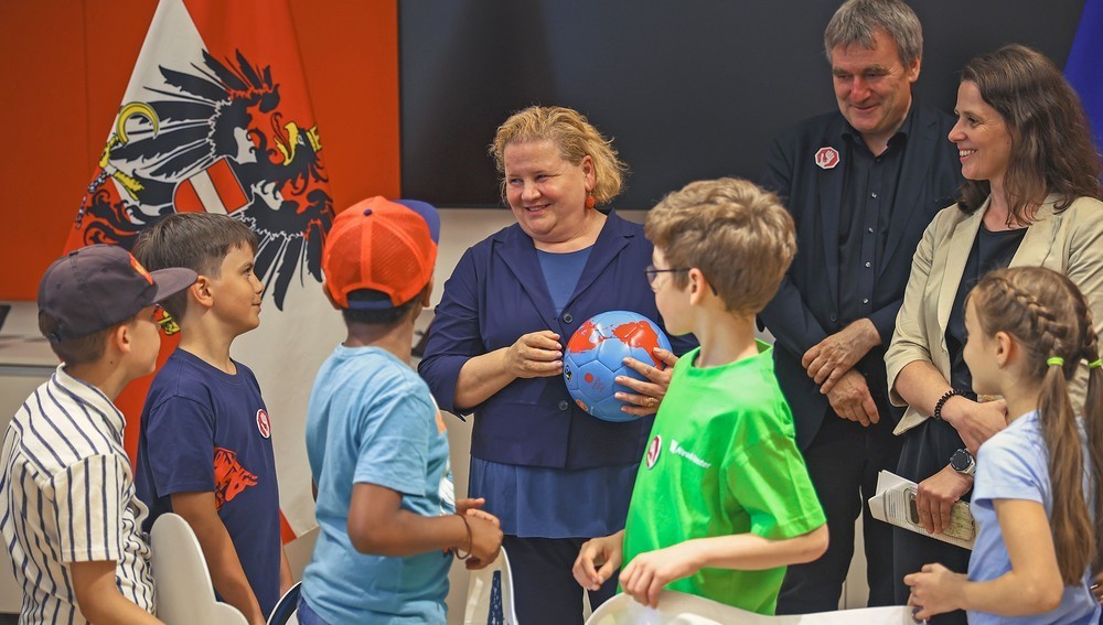 Sozialministerin unterstützt Initiative 'Kinderarbeit stoppen!'