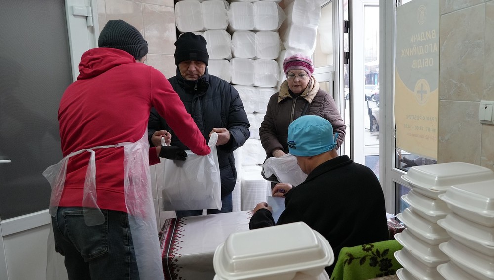Klaus Schwertner verteilt warmes Mittagessen in Ivano Frankivsk / Ukraine