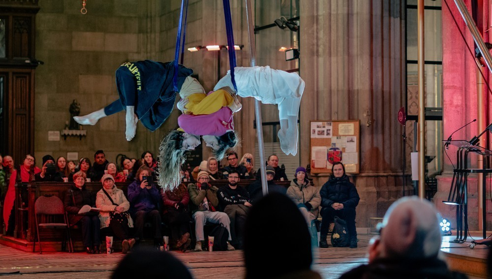Queerer Kreuzweg 'Fluchtweg' in der Wiener Votivkirche