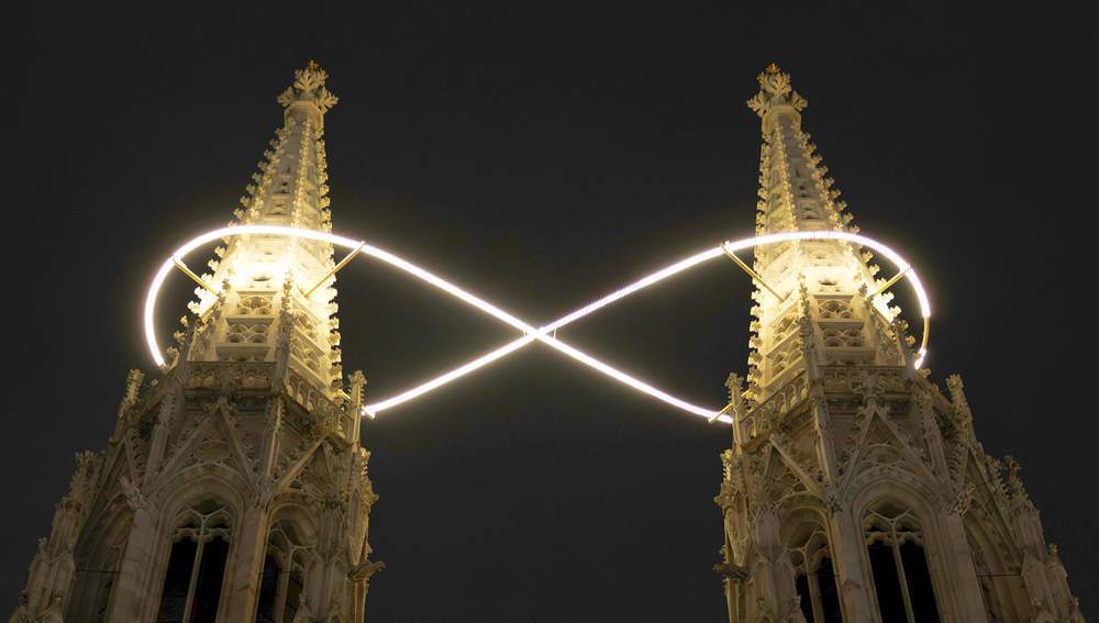 Lichtinstallation 'Infinity' von Billi Thanner auf Wiener Votivkirche