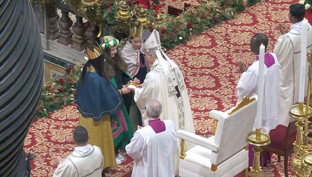 Sternsinger bringen Papst Leo XIV. Gaben