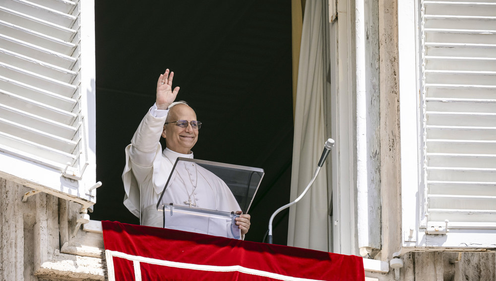 Papst Leo XIV. beim Angelusgebet am Fenster des Apostolischen Palastes