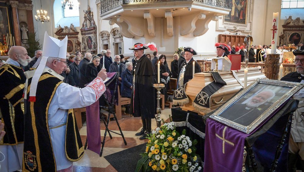 Einsegnung des Sarges von Weihbischof Laun durch Erzbischof Lackner