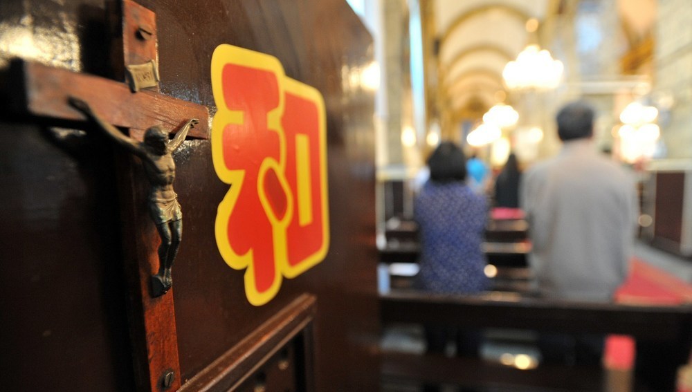 Kruzifix mit chinesischem Schriftzeichen in der katholischen Nantang Kirche in Peking