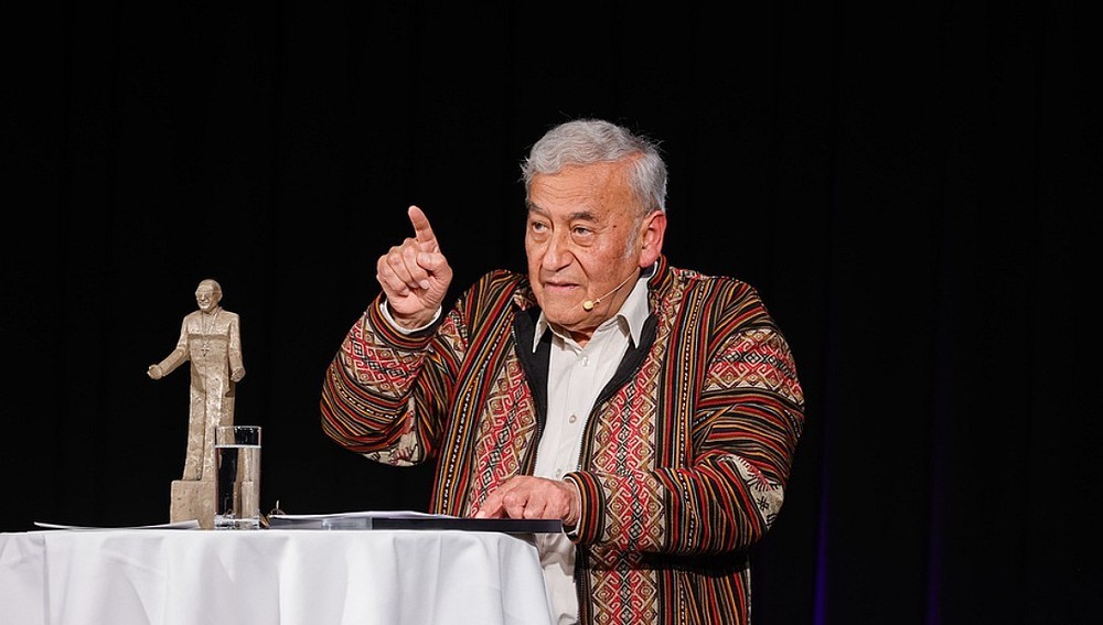 Priester und Menschenrechtsaktivist Luis Zambrano mit dem Romero-Preis