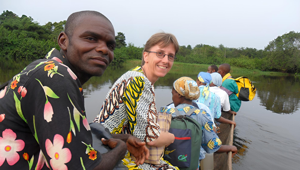 Sr. Brigitta Raith bei einer Fahrt auf dem Einbaum im Urwald der Demokratischen Republik Kongo.
