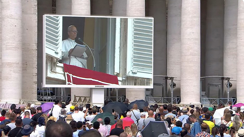 Gläubige am Petersplatz bei Angelusgebet mit Papst Leo XIV.