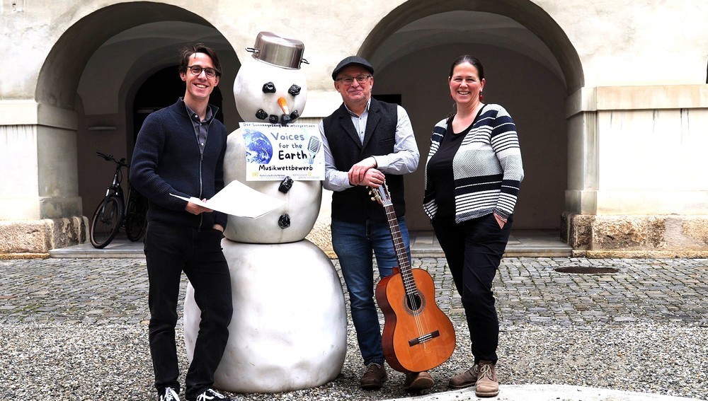 (v.l.n.r) Michael Schadler, Harald Jost und Eva Heidlmair vom Organisationsteam des Musikwettbewerbs „Voices for  the earth“