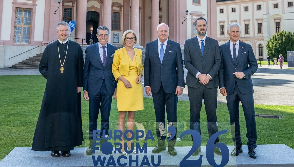 Abschluss am 22. Mai 2026 - v.l.: Abt Patrick Schröder, Anders Fogh Rasmussen, Landeshauptfrau Johanna Mikl-Leitner, Bundeskanzler Christian Stocker, der albanische Innenminister Besfort Lamallari und Europa Forum Wachau Präsident Michael Linhart