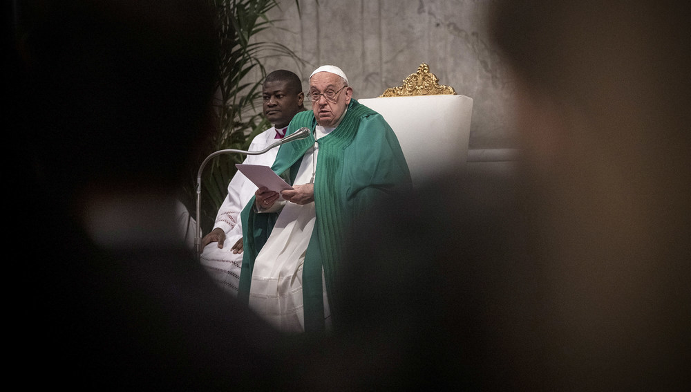 Papst Franziskus spricht beim Gottesdienst am Welttag der Armen am 17. November 2024 im Petersdom im Vatikan.