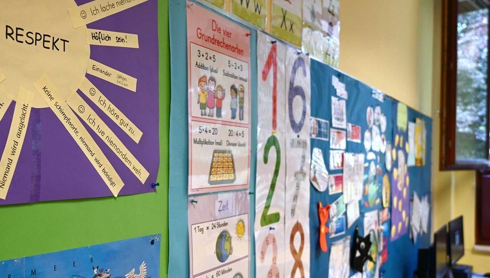 Mit Plakaten beklebte Wand in einem Klassenzimmer