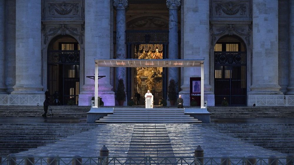 Kirchenoberhaupt erteilte auf leerem Petersplatz 'Urbi et orbi'-Segen 