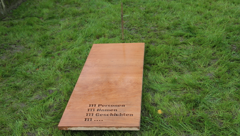 Jüdischer Friedhof Linz - Prototyp einer vom Künstler Andreas Strauss gestalteten Tafel für 116 Gräber, die durch Bombeneinschläge im Krieg zerstört wurden - sie sollen wieder Namen und Geburtsdaten der Menschen bekommen; Linzer jüdischer Friedhof ge