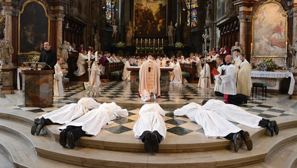 'Prostratio' der Weihekandidaten bei der Priesterweihe