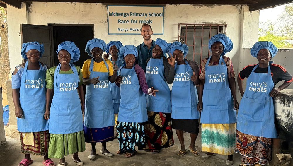 Ferdinand Habsburg mit ehrenamtlichen Marys-Meals-Köchinnen einer Schule in Malawi