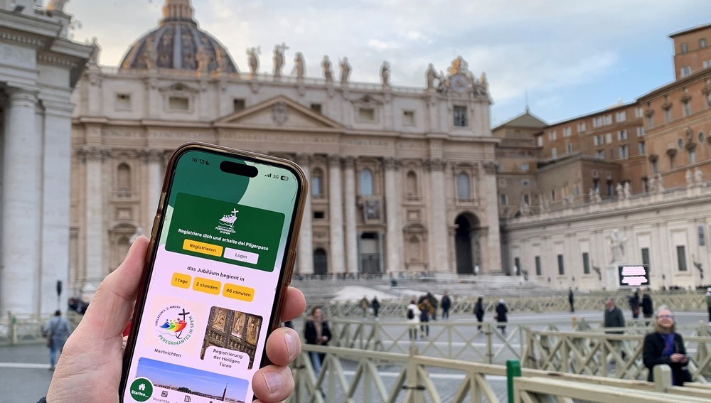 Handy-App zum Beginn des kirchlichen Jubiläumsjahres 2025 vor dem Petersdom in Rom