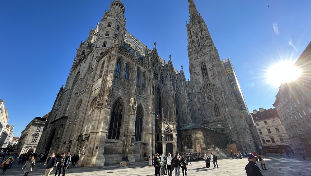 Der Wiener Stephansdom bei Sonnenaufgang vom Stock im Eisen-Platz aus