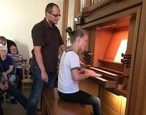 Musiker bespielen Orgel