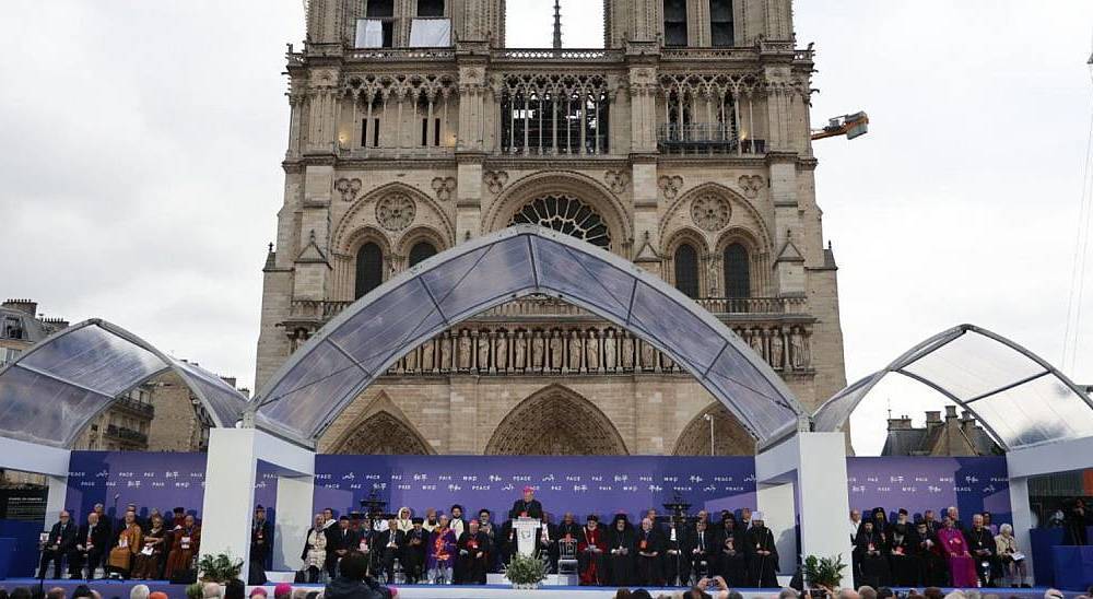 Abschlussevent des Assisi-Friedenstreffen 2024 vor der Pariser Notre-Dame-Kathedrale