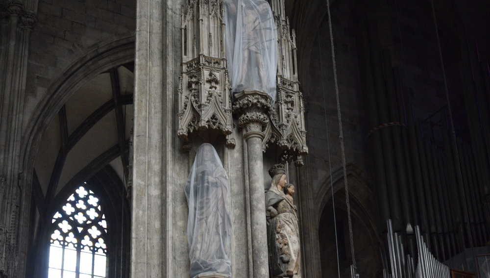Verhüllte Heilige im Wiener Stephansdom - Kunst-Installation von Victoria Coeln