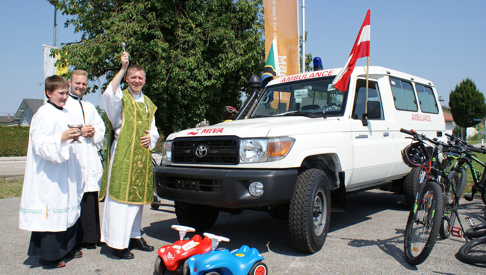 Segnung MIVA-Ambulanzfahrzeug am 'Christophorus-Sonntag' 2022 in Stal-Paura