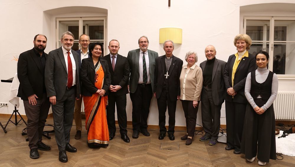 Foto 3: Gruppenfoto mit Referentinnen und Referenten, v.l.n.r.: Ahmet Ayne (IGGÖ Vorarlberg), Florian Welzig (Bundeskanzleramt), Martin Brait (Katholische Kirche Oberösterreich), Rama Mahli (Hindu Gemeinde Salzburg), Ümit Vural (IGGÖ), Markus Ladstät